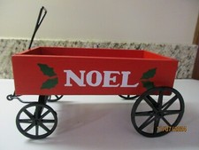 Centro de mesa vintage de madera de vacaciones rojo Noel Wagon ruedas de metal de 10" de largo móvil