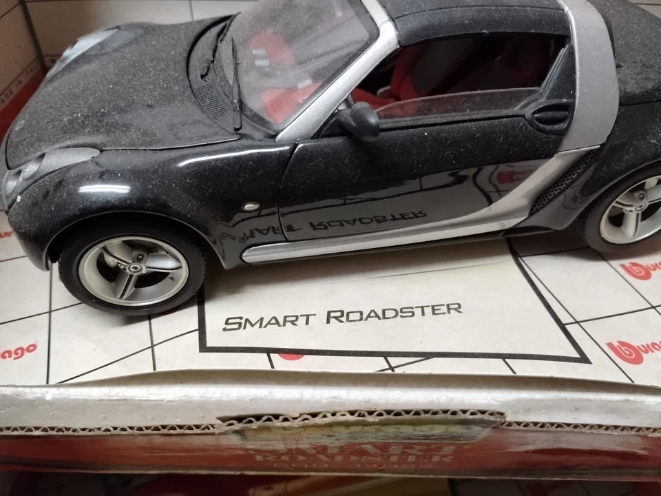 Burago Smart Roadster - 1:18 scale diecast model Black bad box top included - Image 3 of 4