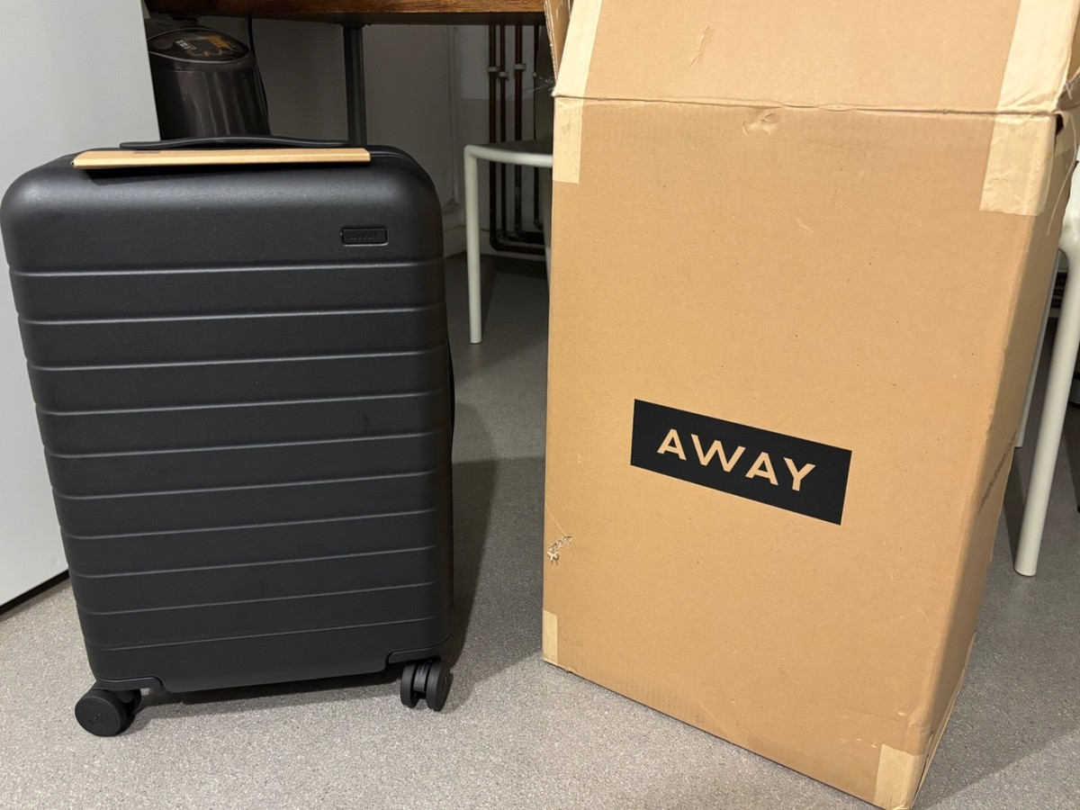 BNIB Away The Bigger Carry-On Suitcase Luggage in Black UK