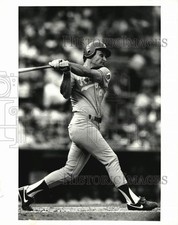 1987 Press Photo Kansas City Royals player Jim Eisenreich at bat - afx01332