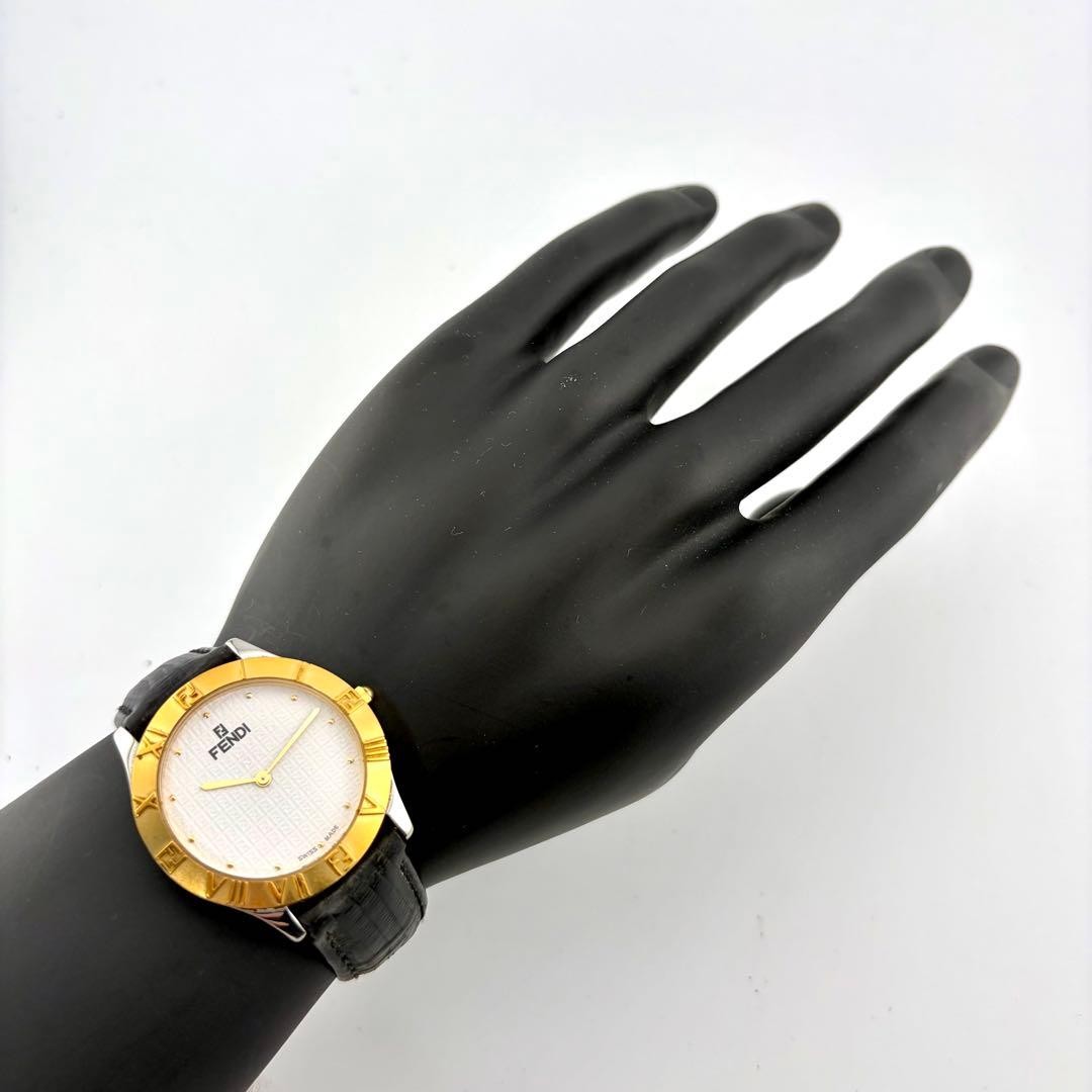 Fendi Watch Quartz 2000G Fendi, Beautiful Gold Bezel Zucca 18755
