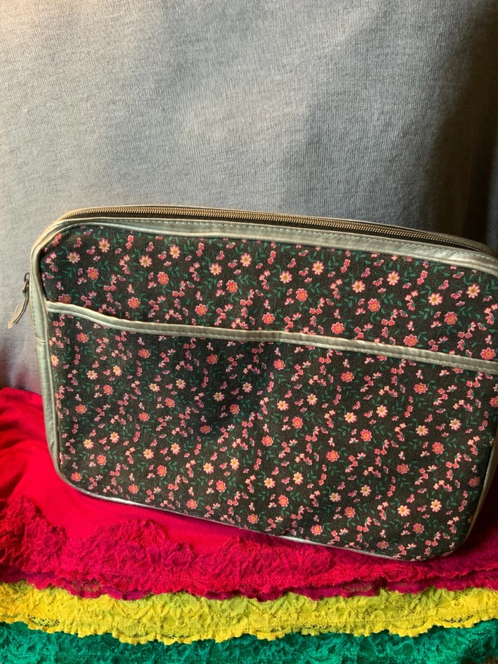 American Rag Negro Floral Lona Plateado Borde Cremallera Notebook Laptop Tech Estuche Bolso Foto 2 de 4