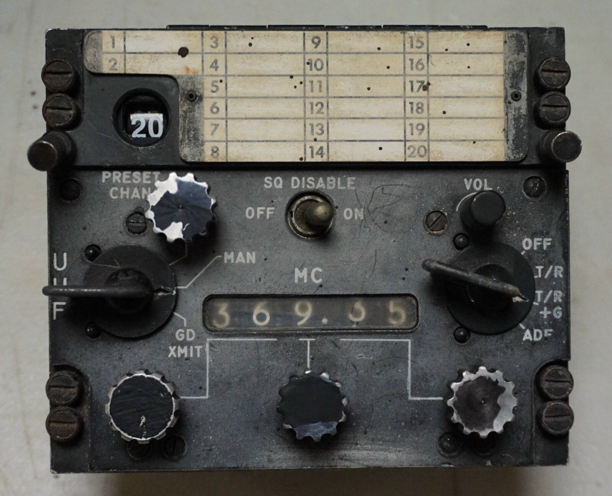 US military UHF Radio Control Box Type C-6287/ARC-51BX (Cab. far