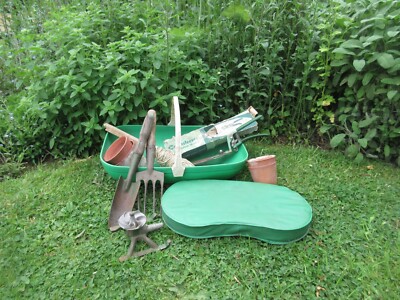 Vintage Gartengeräte Display Krug Kniemaschine Rasensprenger Schere Kelle Gabel