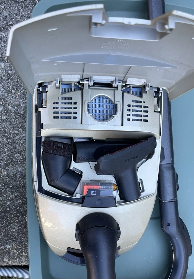 Miele S548 Champagne Canister Vacuum with Wand and Hose All Attachments Present - Image 4 of 4