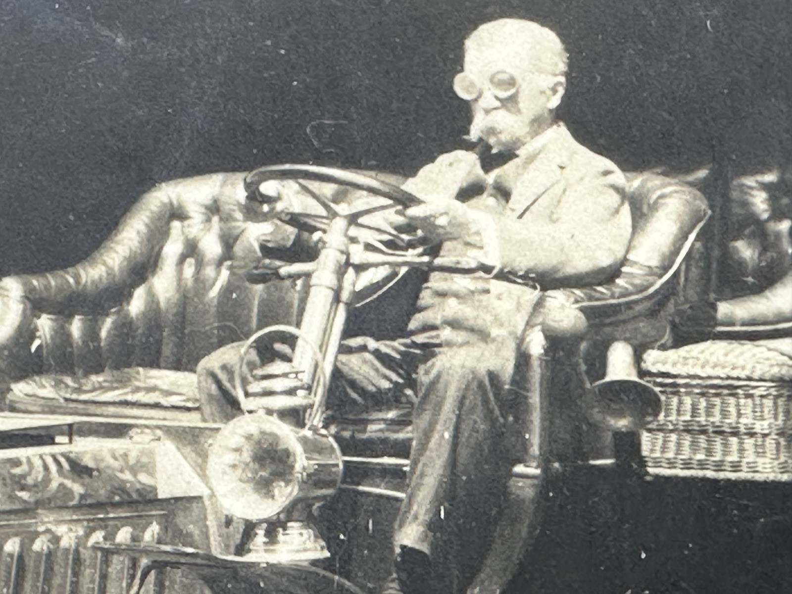 ANTIQUE PHOTO: OLDER MUSTACHED GENTLEMAN IN OPEN TOP CAR WEARING GOGGLES FP427