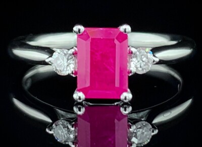 Smaragdschliff Rubin und Diamant Trilogie Ring in Platin gefasst, Verlobung 3 Steine