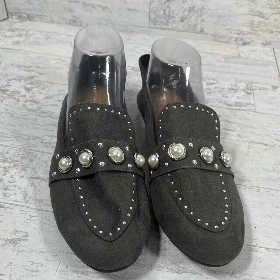 Mocasines planos Qupid para mujer talla 8,5 grises imitación gamuza perlas tachonadas sin cordones Foto 2 de 4