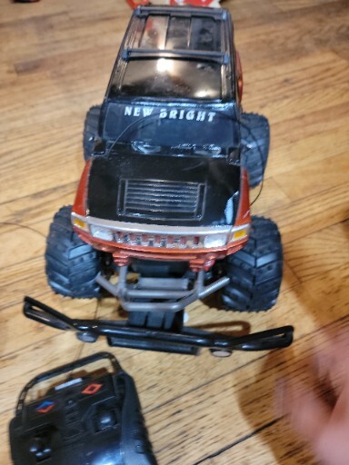 2006 New Bright H3 Hummer Remote Control Car. 27 MHz. With Remote
