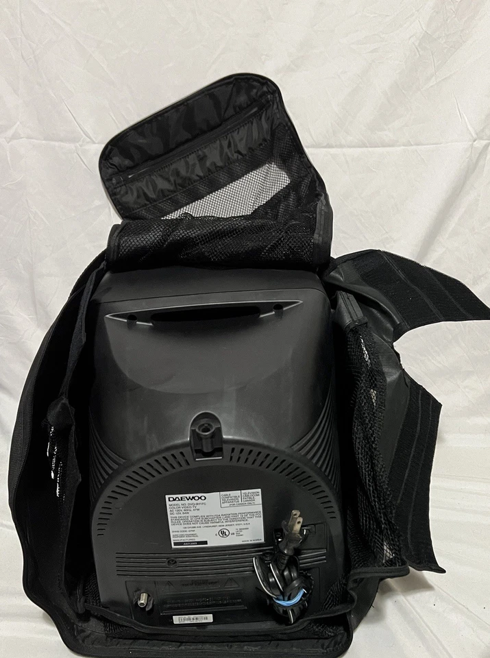 DAEWOO DVQ-9H1FC 9” Color TV/VCR Combo & Carrying Bag No Remote - Image 4 of 4