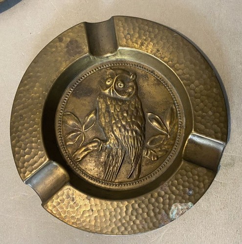 Antique German Arts & Crafts Hammered Ashtrays with Embossed Owls - Picture 4 of 7