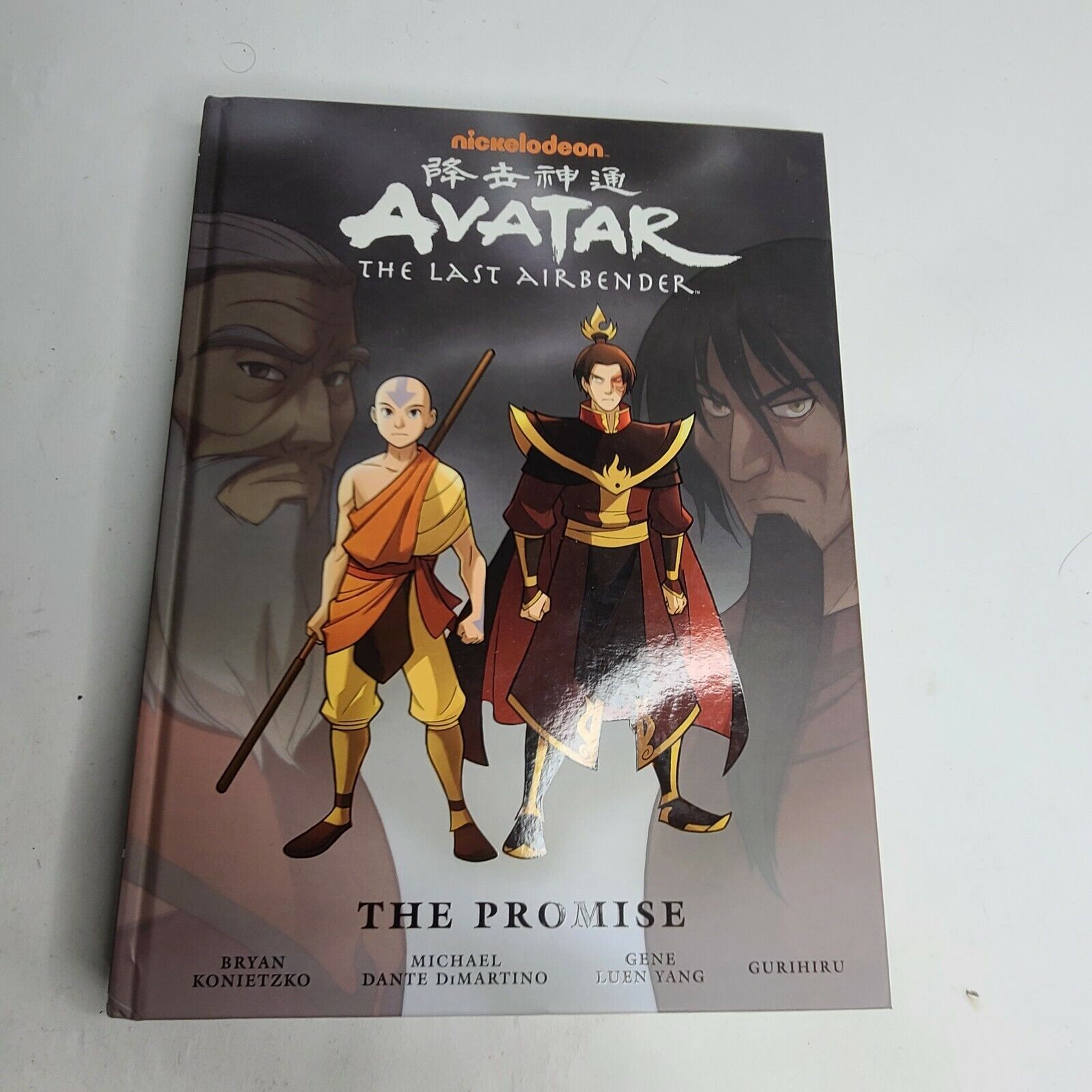 Avatar: The Last Airbender: The Promise, Part 1: Michael Dante DiMartino,  Bryan Konietzko, Gene Luen Yang, Gurihiru: 9781595828118: : Books