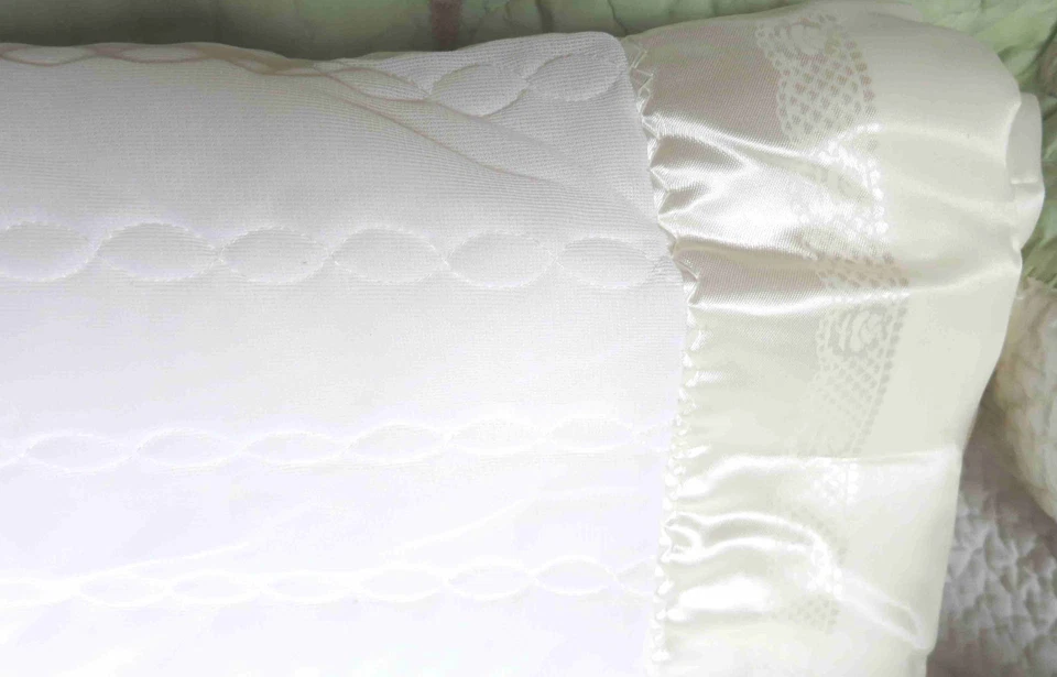 Manta acolchada Styletex marfil blanco poliéster y satén bebé niña borde floral de colección Foto 3 de 4