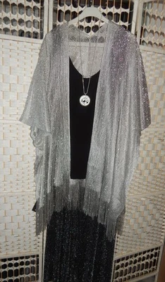 ITALY MODA Poncho Cape Stola Überwurf Umhang Schal Jacke Spitze Fransen Silber *Gr.44--60