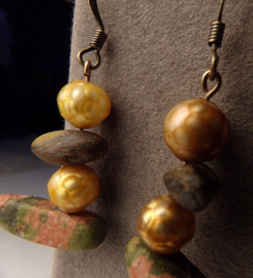 VTG ARTIST BRASS ASYMMETRICAL CAIRNS FACETED GOLD PEARL UNAKITE PIERCE EARRINGS