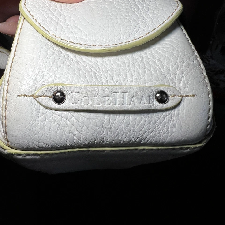 Bolso Barril Cole Haan de Cuero Blanco Pequeño Bolso de Mano Manija Superior Cartera Mini Baguette Foto 2 de 4