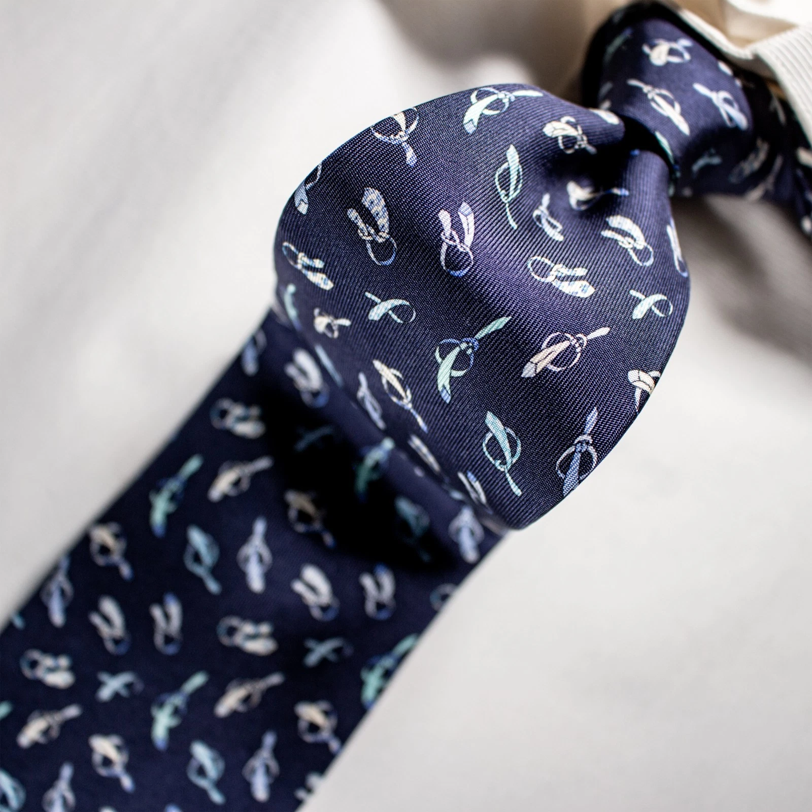 Ferragamo — SALVATORE FERRAGAMO New Navy Blue White Geometri Woven Silk Necktie 57"L x 3.5"W
