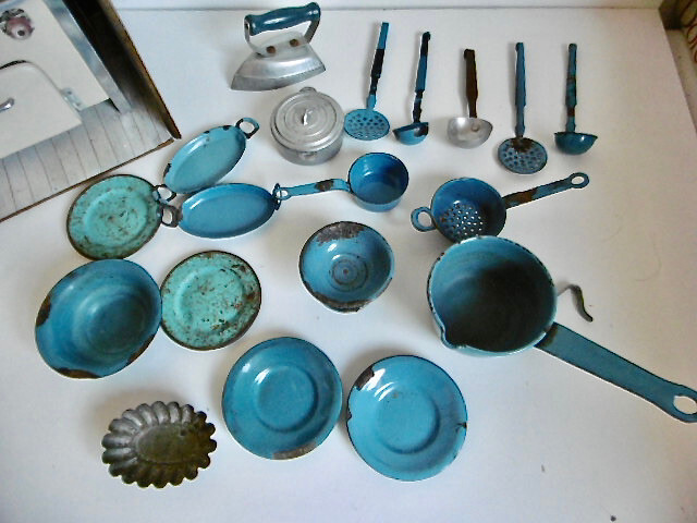 JOUET ANCIEN CUISINE équipée pour poupée en tôle année 60 , jouet 30