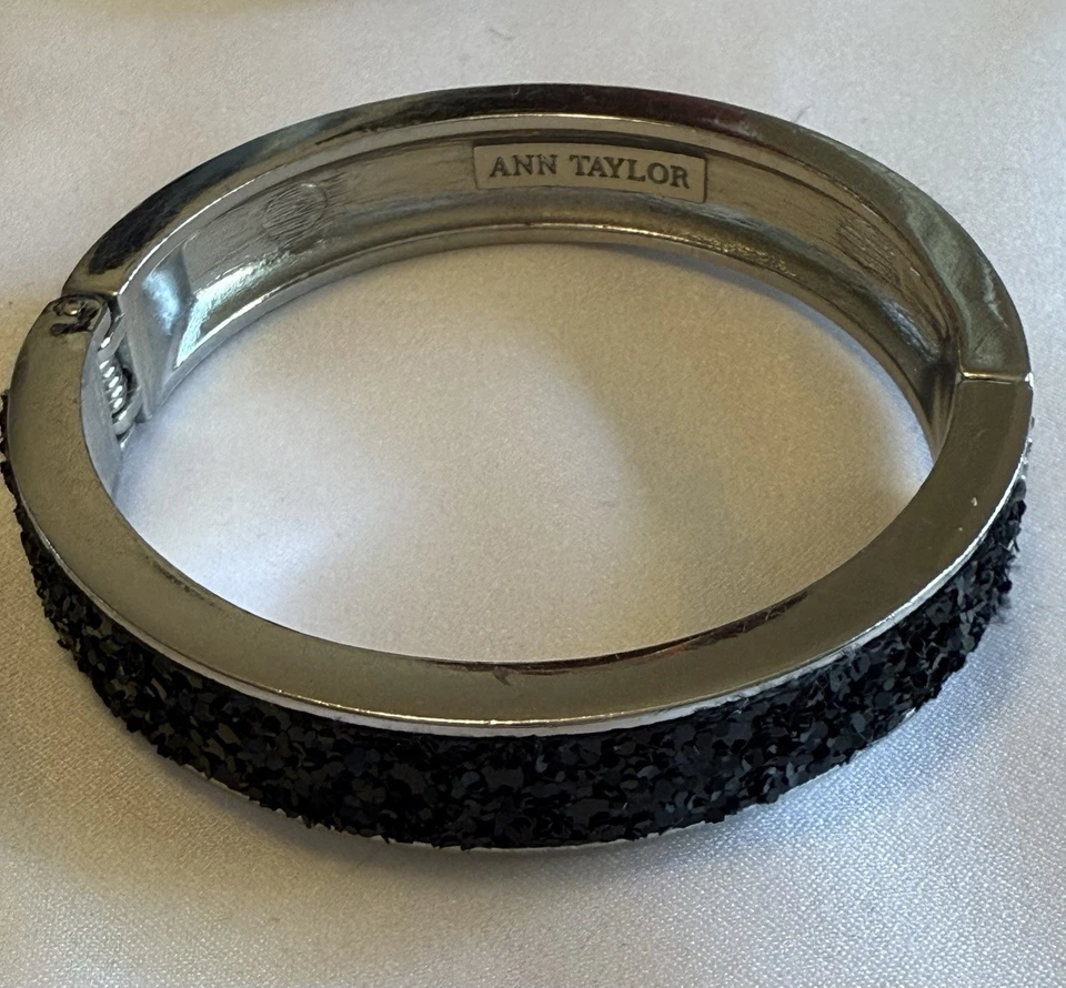 Dos pulseras brazalete Ann Taylor negras y plateadas con detalles de diamantes de imitación Foto 2 de 4