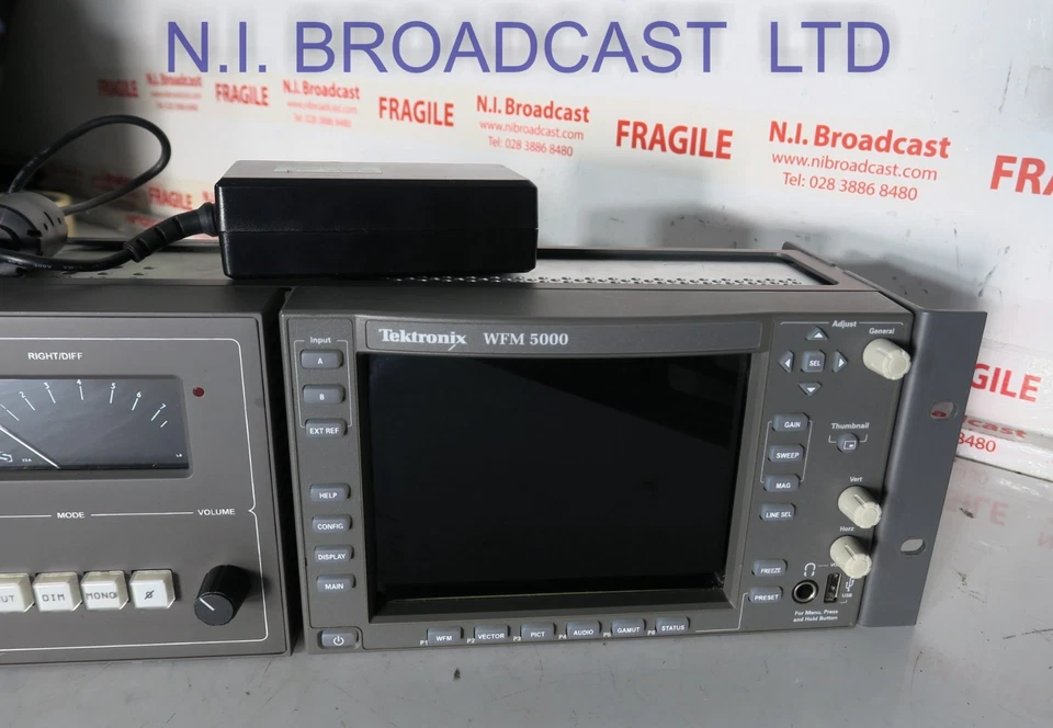 Tektronix wfm5000 HD SDI / SDI waveform vectorscope with case - Image 2 of 4