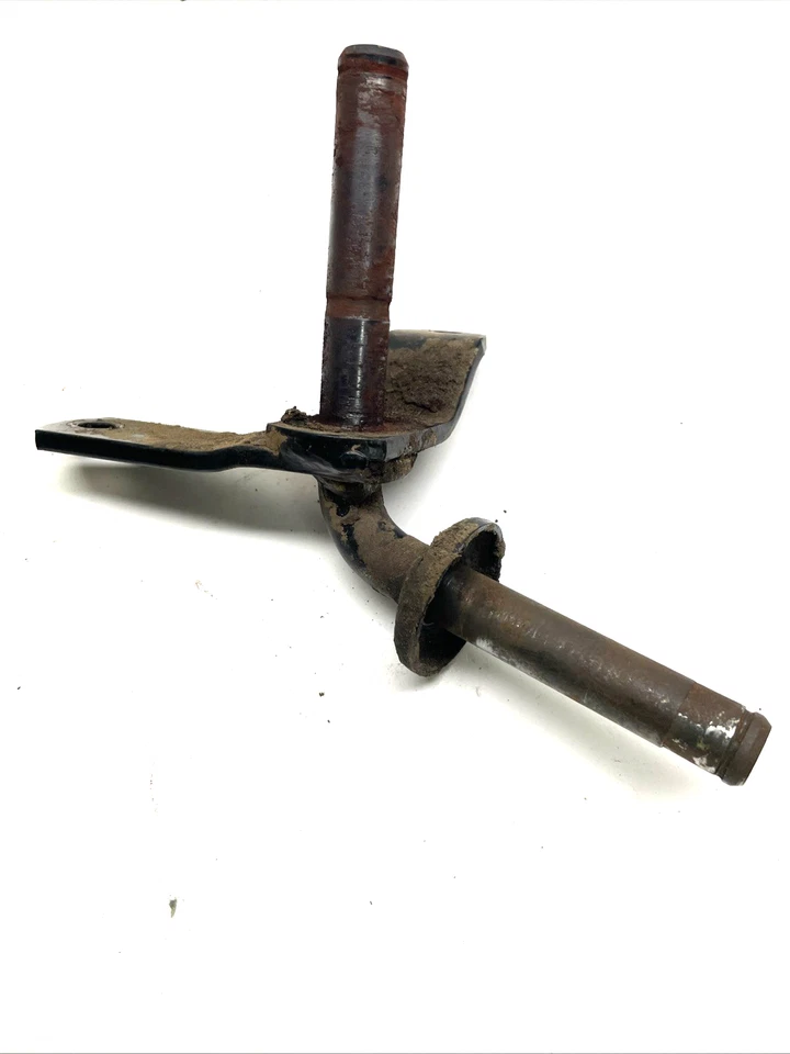 John Deere Lawn & Garden Tractor LH Steering Spindle AM38581 - Image 2 of 4