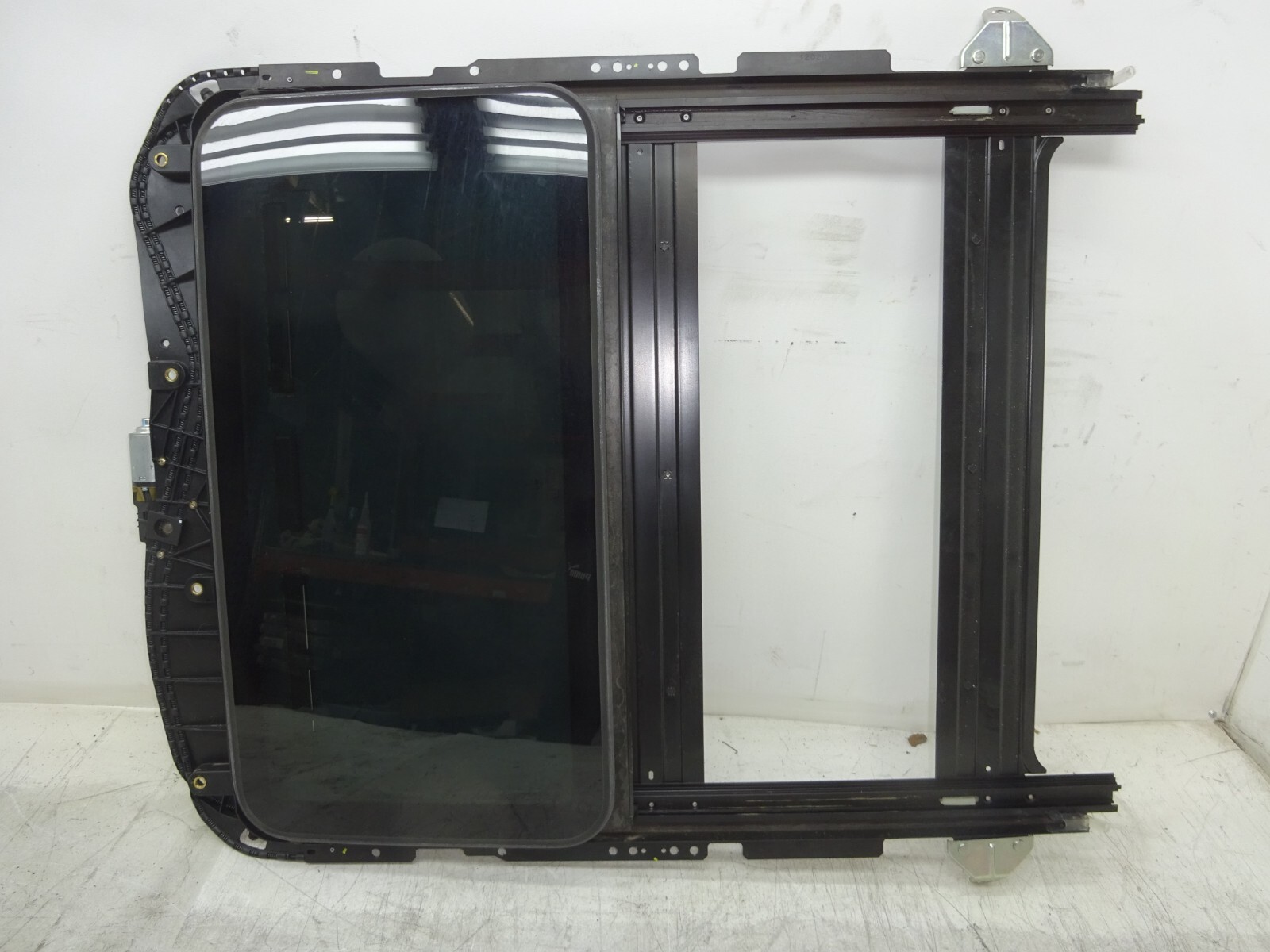 2003-2008 Maserati Quattroporte Sunroof Sun Roof Complete Assembly OEM DE221139