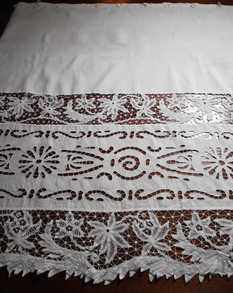 rideau ancien en lin  115 cm x 133 cm à décor de dentelle au cordonnet. - Photo 2/4