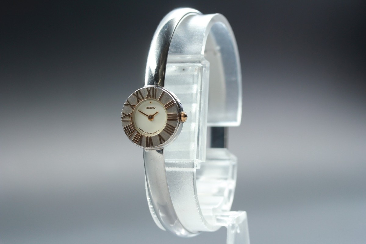 Near MINT] Seiko Tisse 1E20-0E20 Silver Qz Woman's Bangle Watch