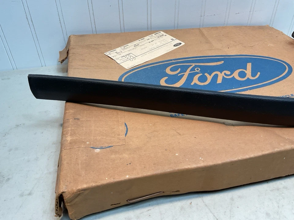 Ford Gran Torino Station Wagon 1974 1975 1976 parachoques trasero derecho almohadilla nuevo OEM Foto 2 de 4