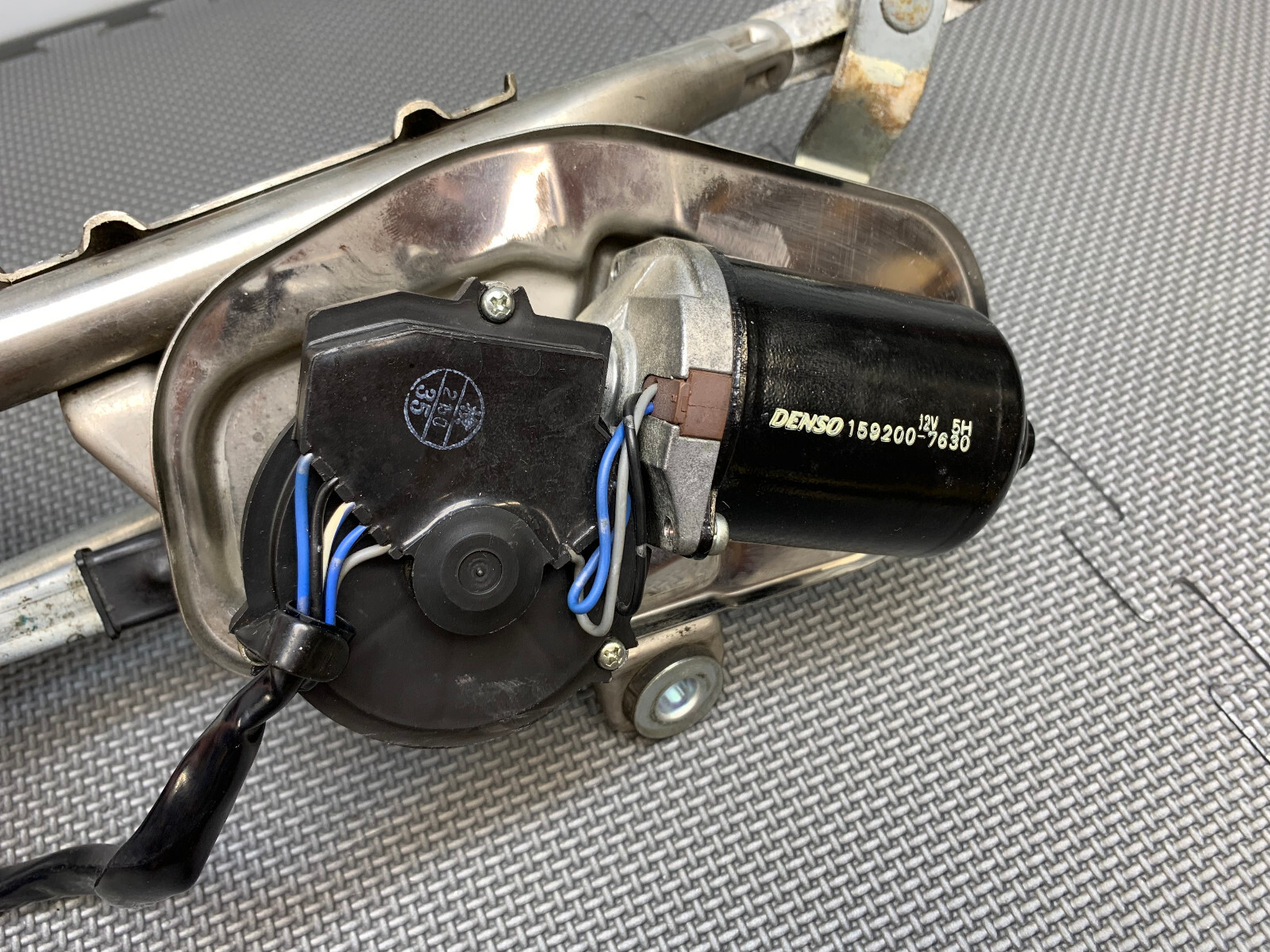 2005-2008 MASERATI QUATTROPORTE M139 FRONT WINDSHIELD WIPER LINKAGE W/ MOTOR 59K