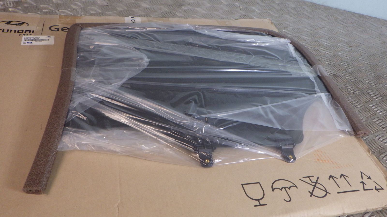 Hyundai Kona door glass passenger rear new genuine 83410 J9020