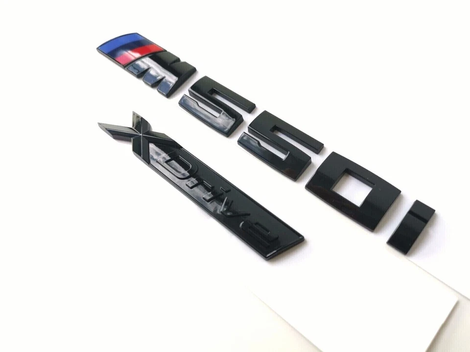 Calcomanía de maletero trasero negro brillante serie 5 M550i XDrive carrocería y estilo exterior Foto 2 de 2