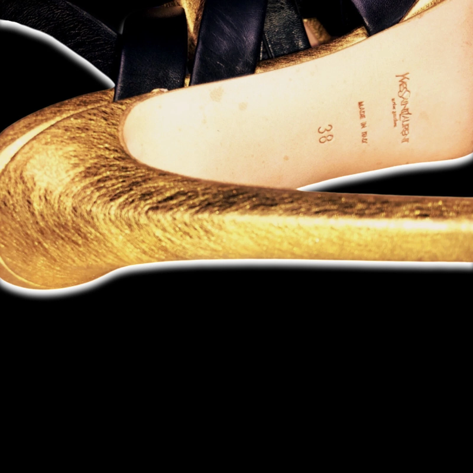 SAINT LAURENT (YSL) Yves Saint Laurent sandalo vintage pelle cinturino nero e oro tacco plateau