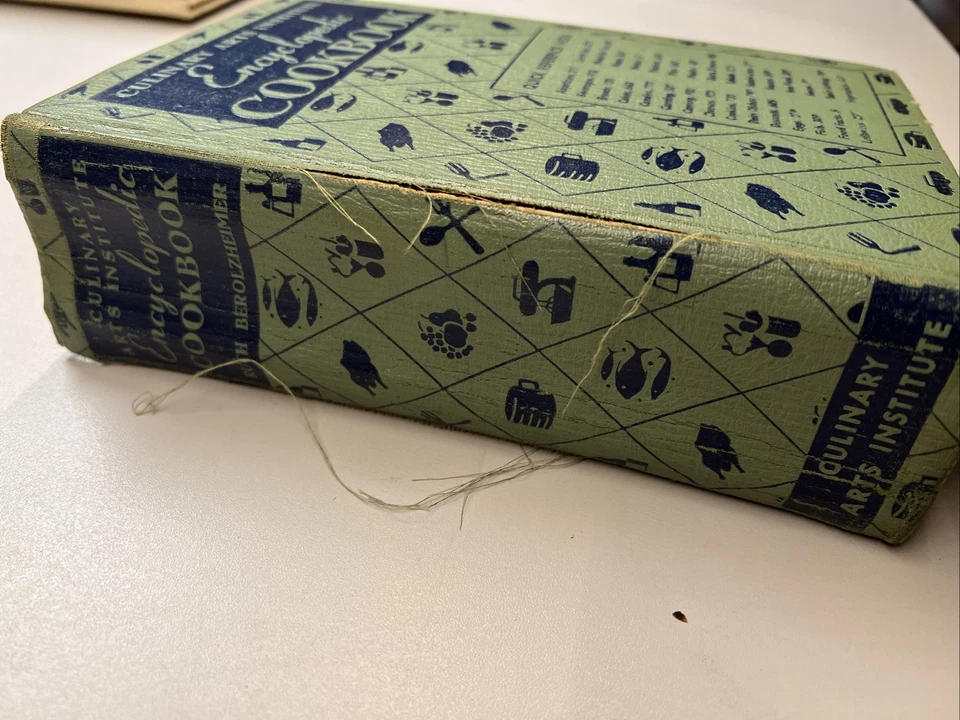 VINTAGE: Encyclopedic Cookbook by Culinary Arts Institute 1950 Hard Cover Foto 2 de 4