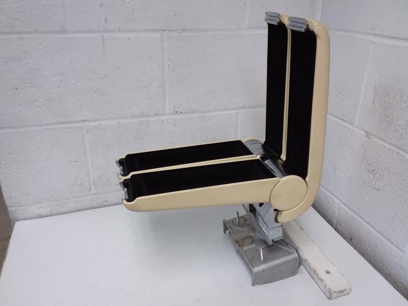 CENTER CONSOLE ARM REST BENTLEY FLYING SPUR  2014 820813 HAS SCRATCHES SEE PIX 