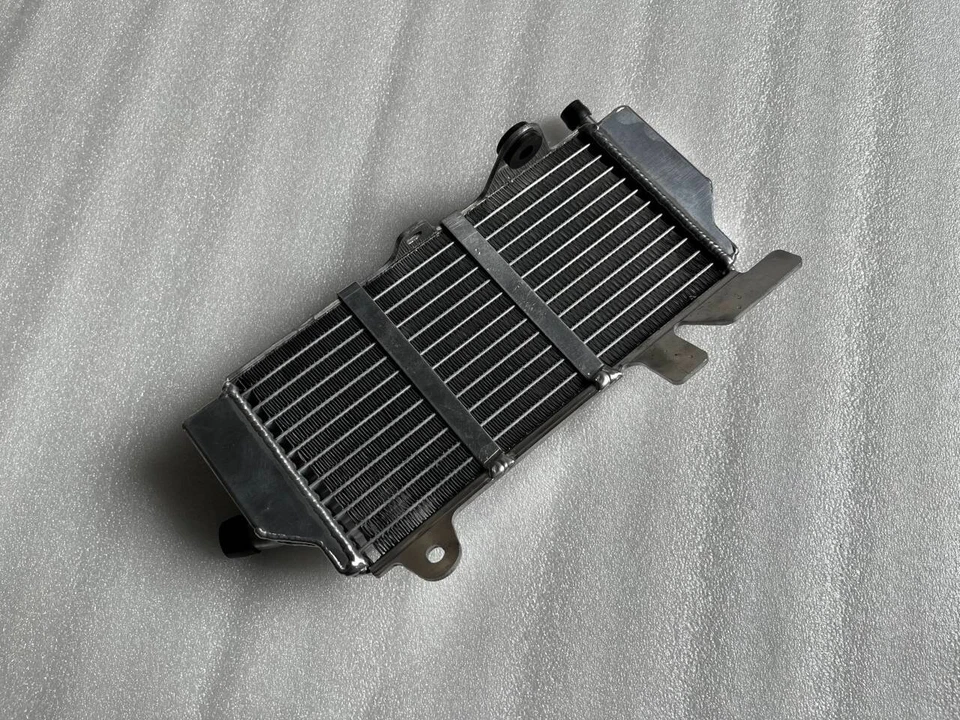 LADO IZQUIERDO para radiador de aluminio Yamaha YZ250F 2024-2025, YZ450F 2023-2025 Foto 2 de 3