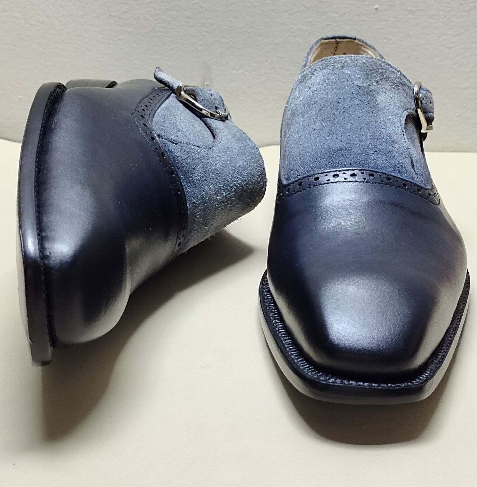 Zapatos formales hechos a mano para hombre de gamuza gris genuina y cuero negro con correa de monje