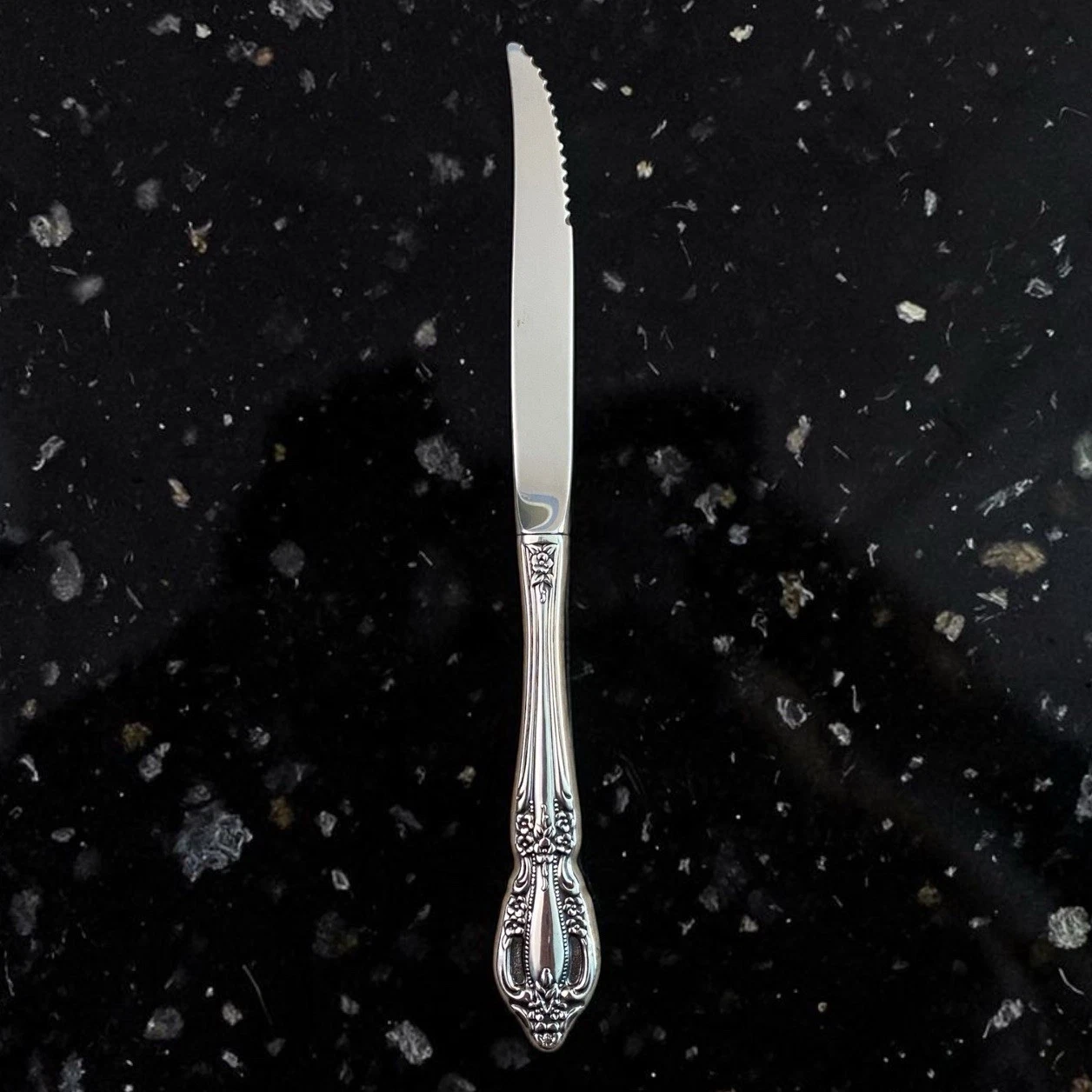 Oneida Raphael Stainless Distinction Deluxe 9 1/8” Steak Knife Serrate Flatware
