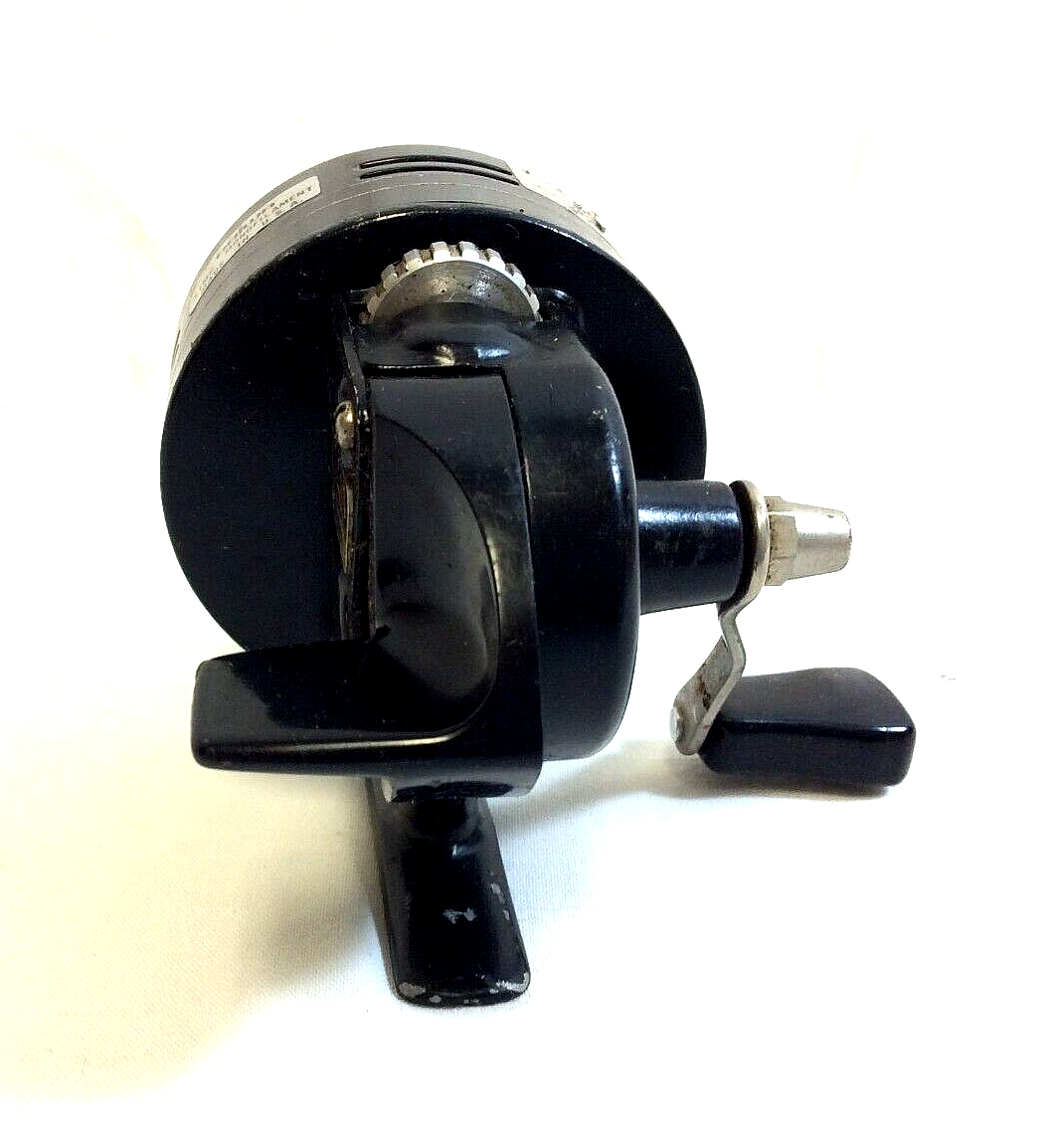 ダイワ　Daiwa　9300c Vintage DAIWA 9300C Spincasting Freshwater Fishing Reel