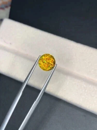 Piedra preciosa natural de corte redondo de titanita con esfena de fuego completo de 4,00 quilates para joyería Foto 3 de 4