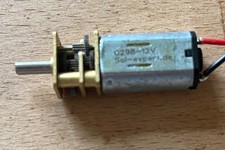3 Kleinmotoren mit Metallgetriebe, DC, 12V, 8-80 U/min, unbekanntes Fabrikat.