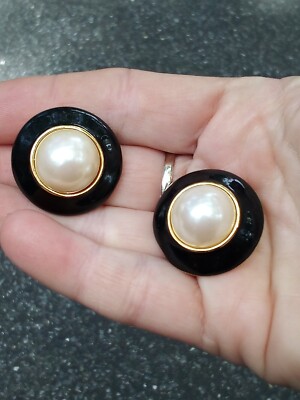 Super classy sleek vintage 80's gold-tone enamel dome clip on earrings