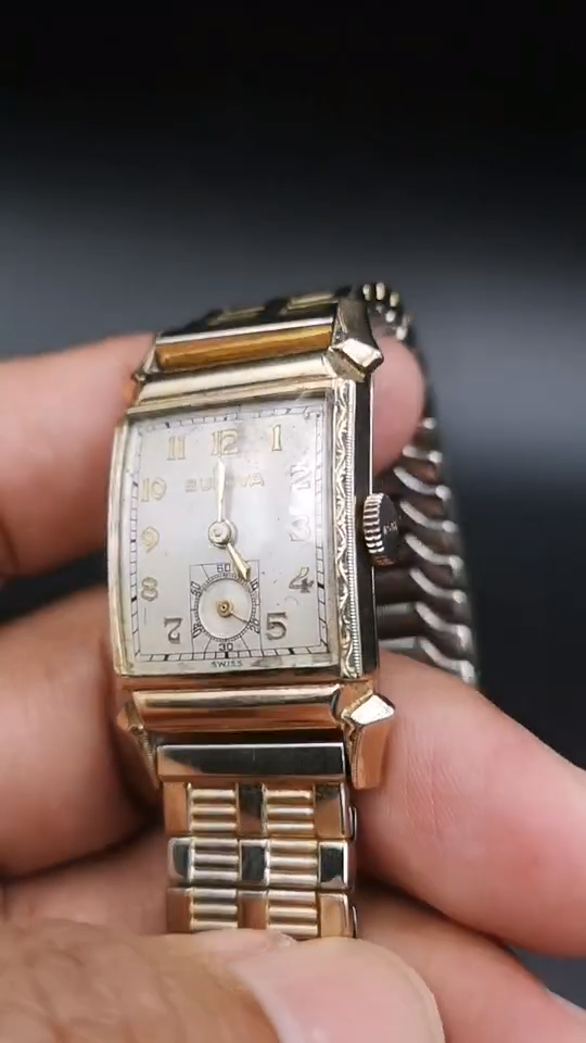 Vintage Bulova Hand-Winding lady's watch. 17 jewels. Gold color