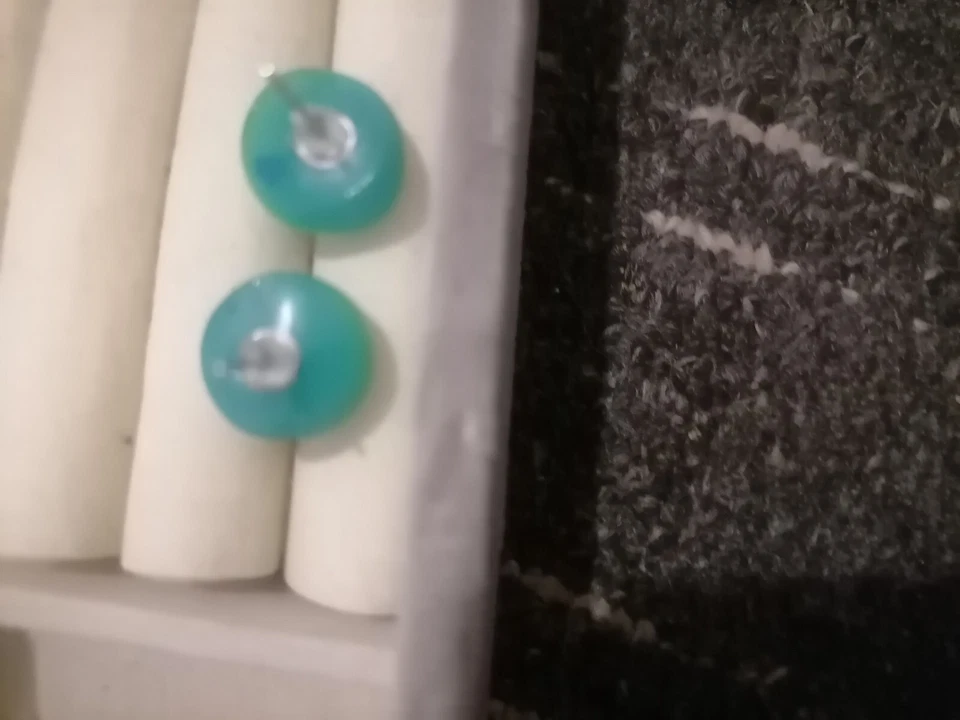Pendientes de resina verde hechos a mano Foto 2 de 2
