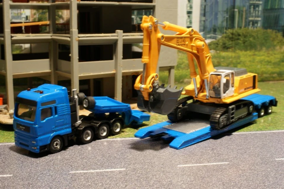 Siku 1847 - MAN Heavy Haulage Low Loader with Liebherr 974 Excavator H0 1:87 - Image 2 of 4