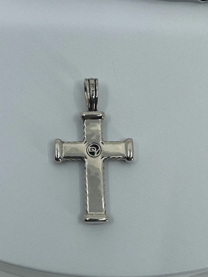 Cruz Chevron David Yurman de plata con diamantes Foto 3 de 4