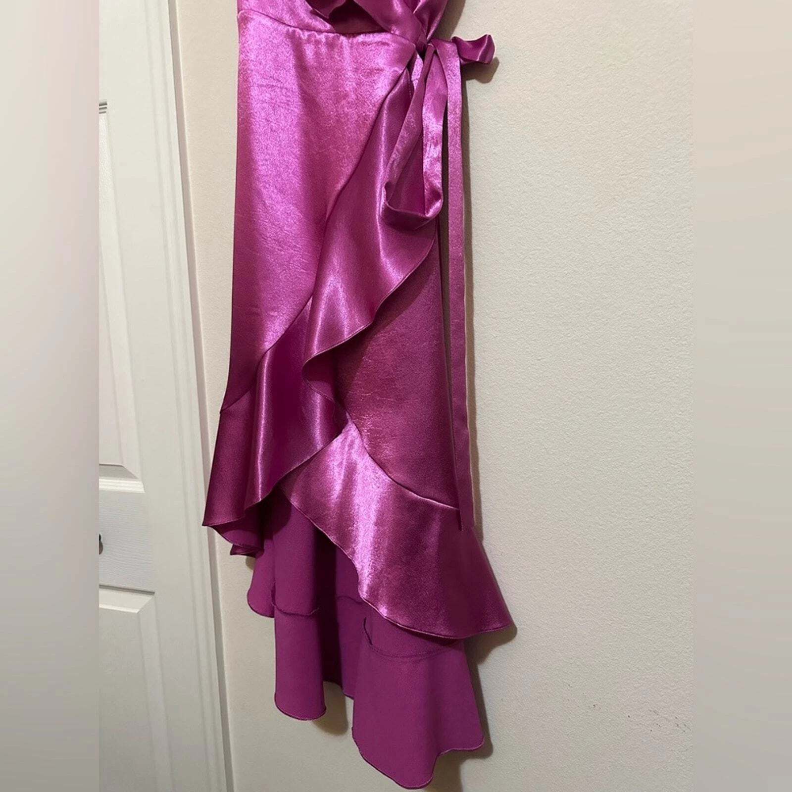 Abito Maje rosa raso midi senza maniche avvolgente con volant taglia L San Valentino Barbie matrimonio