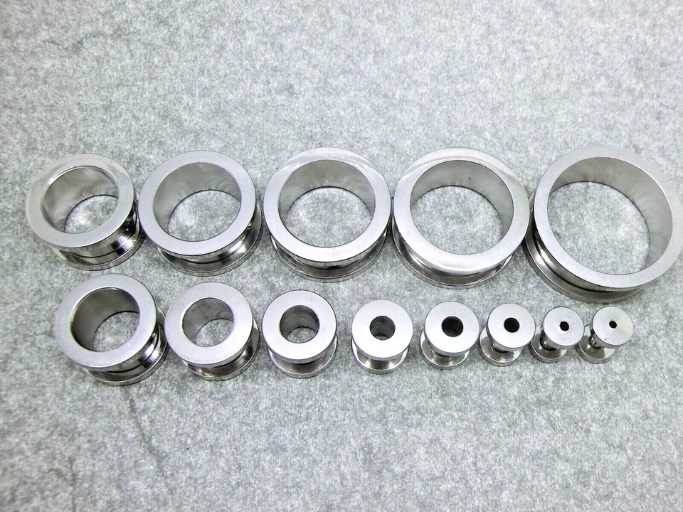 Piercing a Vite Tunnel Ear Plug Acciaio Inox 2,5mm - 26mm Color Argento Orecchio - Immagine 3 di 3