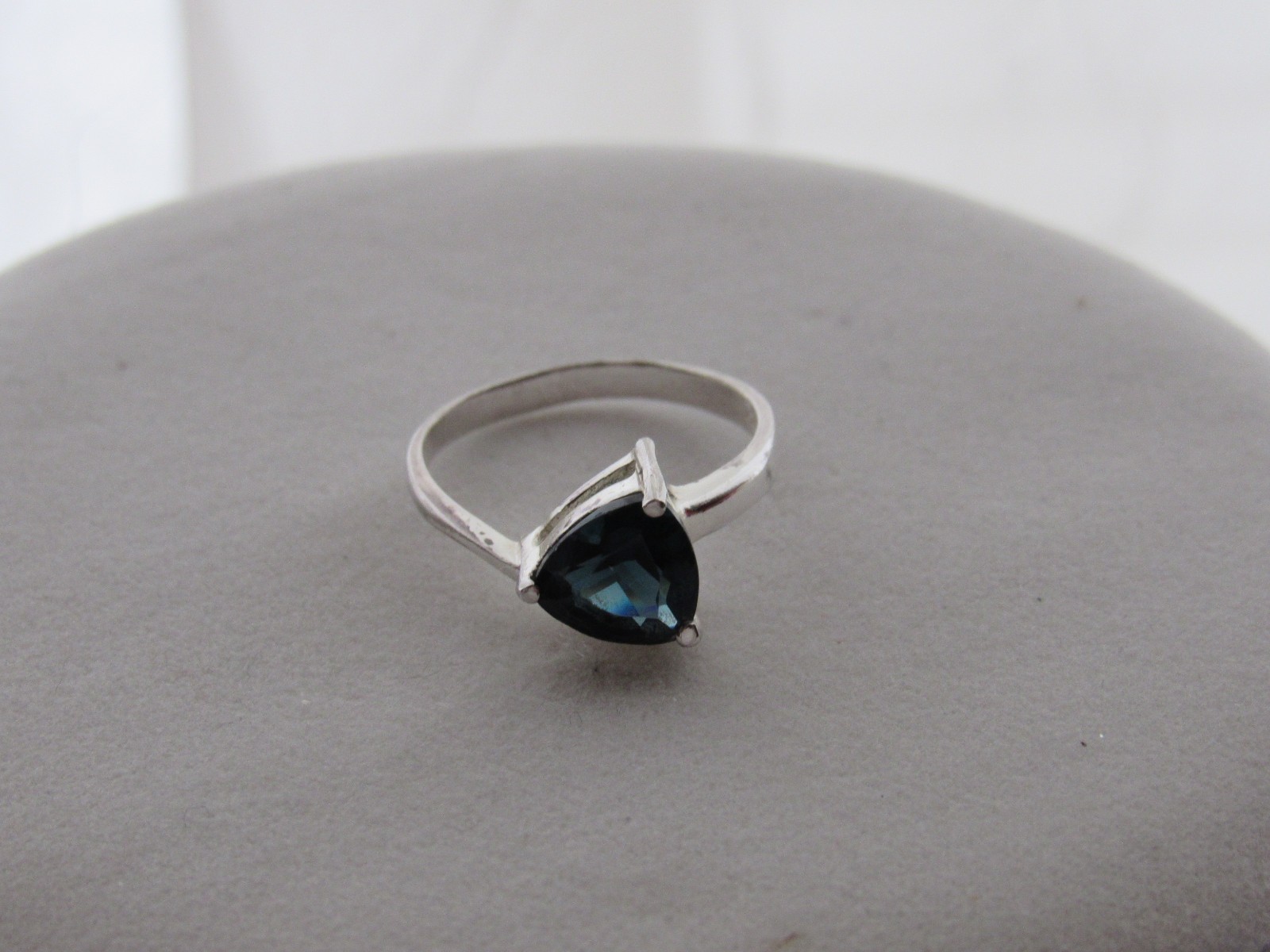 STERLING SILVER RING W/ TRIANGULAR NAVY STONE W/ … - image 1