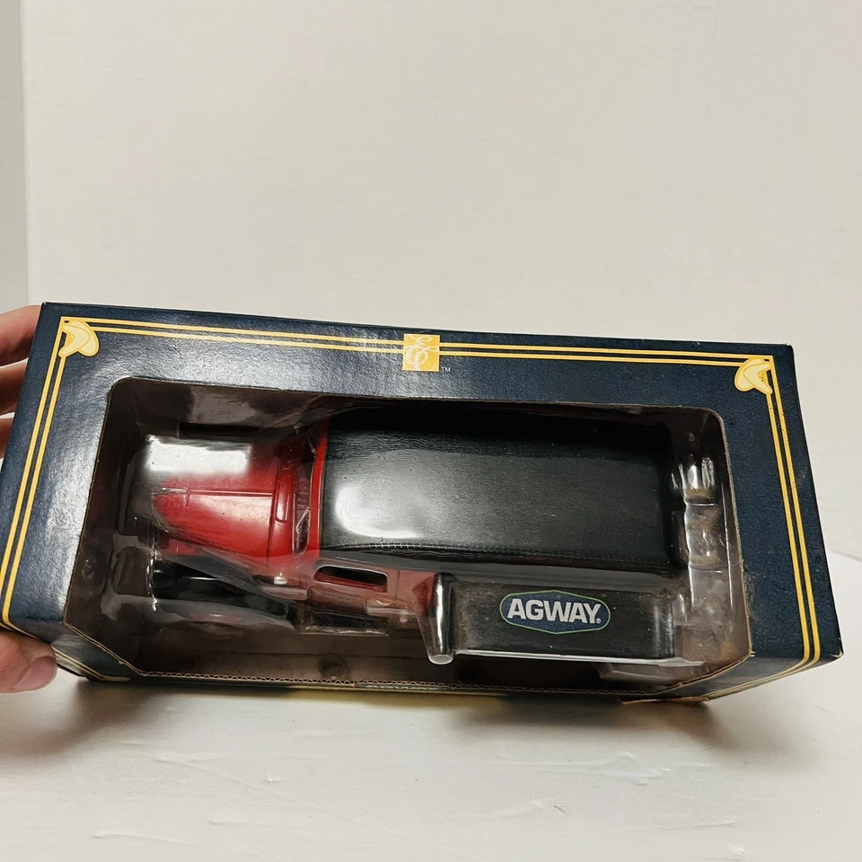 Dodge Canopy Delivery Van Ertl Agway 1947 rojo negro molduras paquetes en la parte trasera Foto 2 de 4